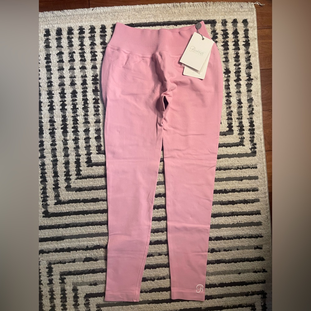Bombshell Sportswear cheeky seamless leggings in pink lady size L/XL NWT